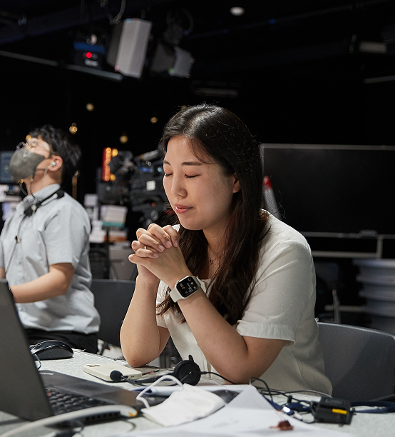 기도하는 GOODTV 직원